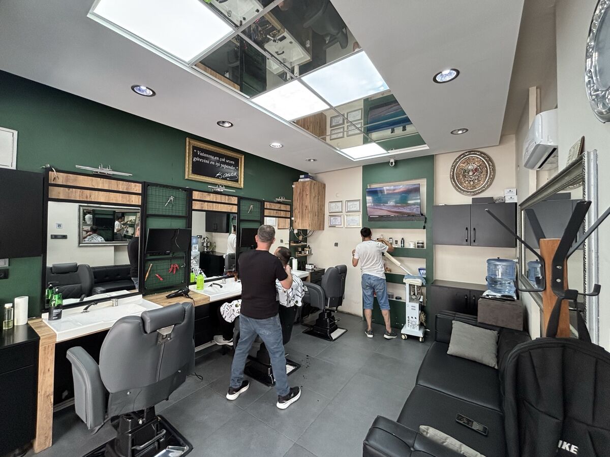 Salon iç mekânı, berber koltukları
