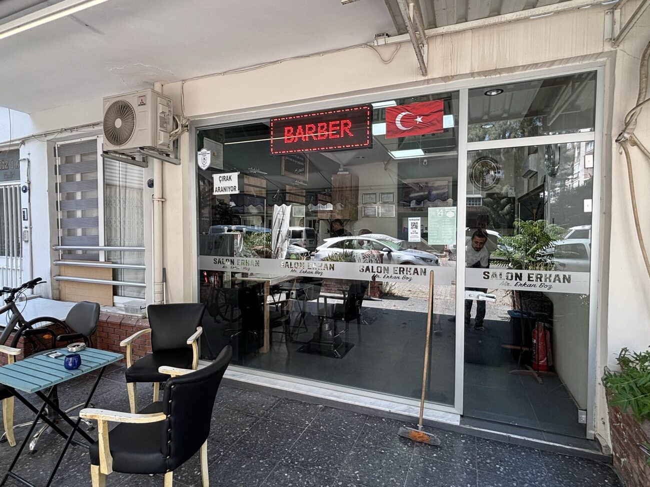 BARBER neon tabelalı cephe