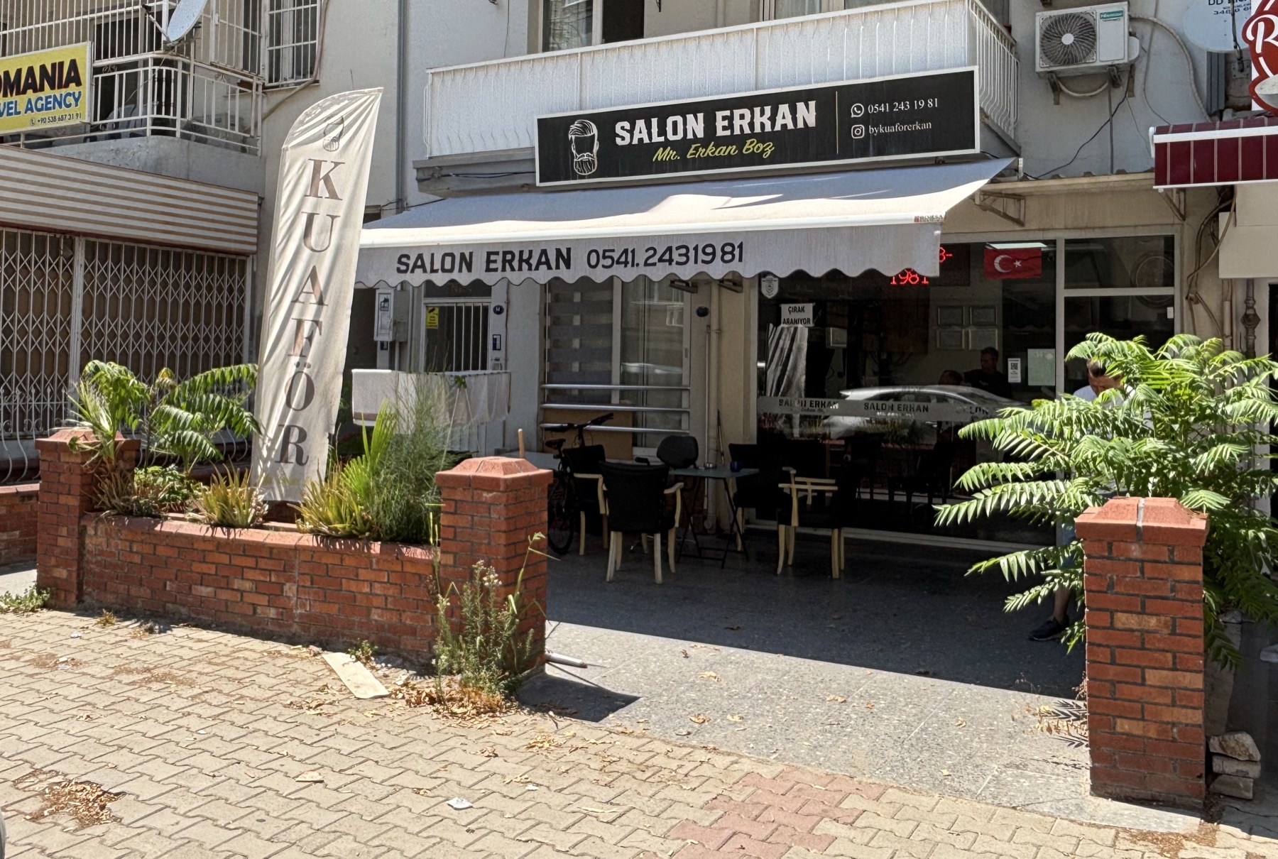 Salon Erkan'ın Bayraklı Mansuroğlu'ndaki dükkân girişi ve tabelası